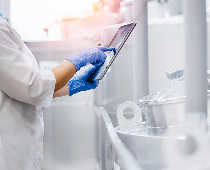 Närbild på en kvinnlig läkare som använder en surfplatta