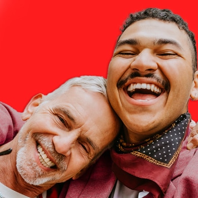 par som har roligt och visar upp sina leenden