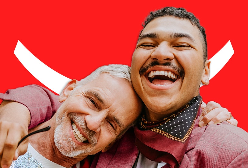 par som har roligt och visar upp sina leenden