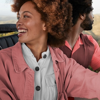 leende par på äventyr