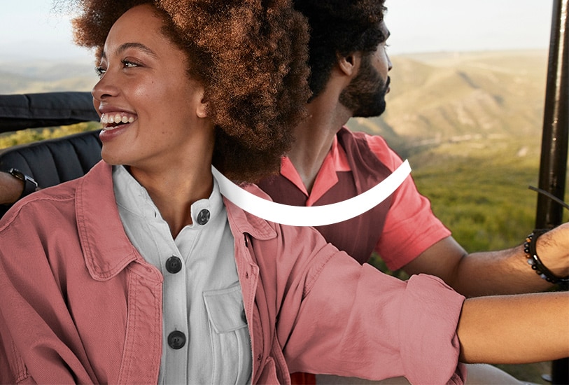 leende par på äventyr