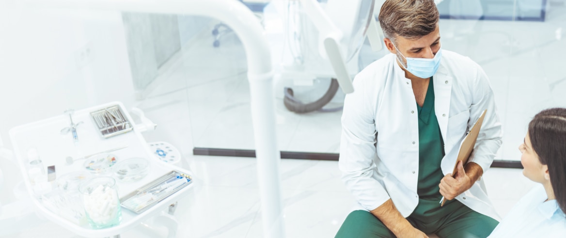 En tandläkare och hans patient.  