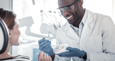 Tandläkare behandlar en kvinna