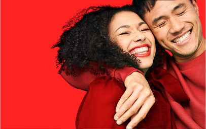 Kvinna och barn skrattar i en rutschkana