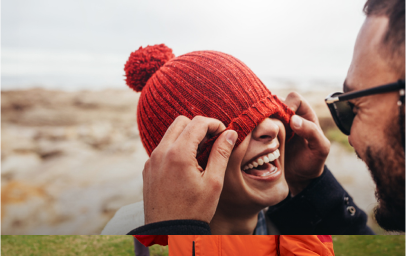 Två kvinnor med ryggsäckar vandrar på landsbygden