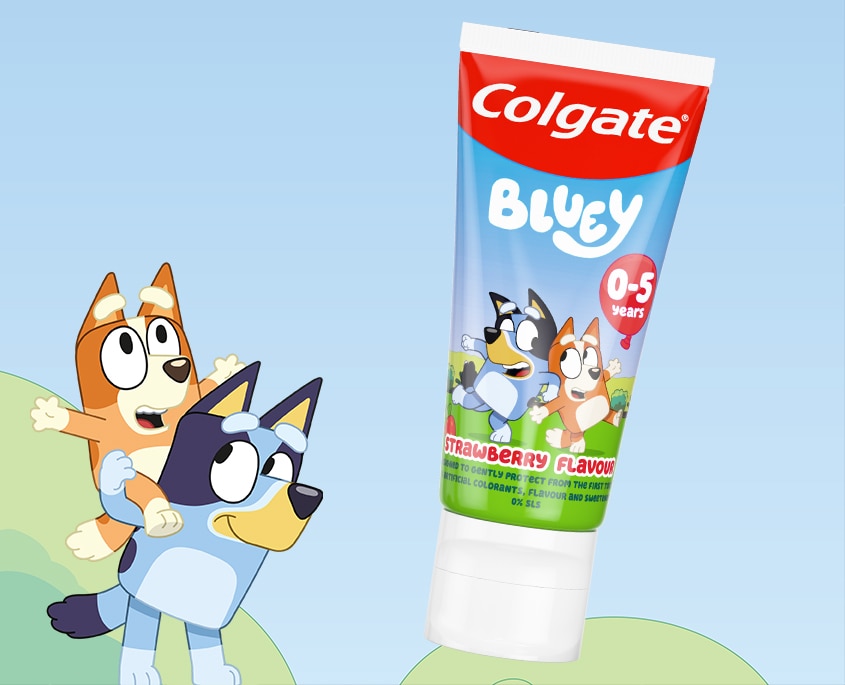 En tub med Colgate Bluey barntandkräm med jordgubbssmak för barn i åldern 0–5 år.