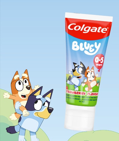 En tub med Colgate Bluey barntandkräm med jordgubbssmak för barn i åldern 0–5 år.