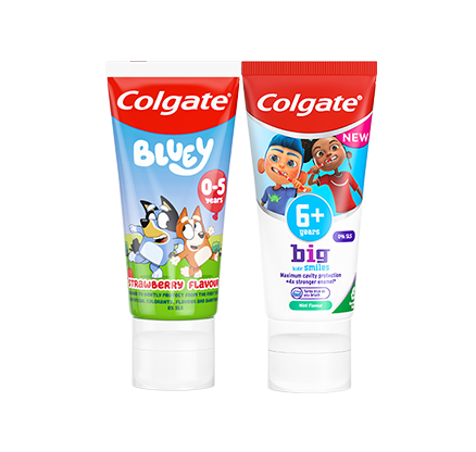 En tub med Colgate Bluey barntandkräm med jordgubbssmak för barn i åldern 0–5 år.