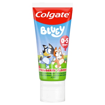 En tub med Colgate Bluey barntandkräm med jordgubbssmak för barn i åldern 0–5 år.