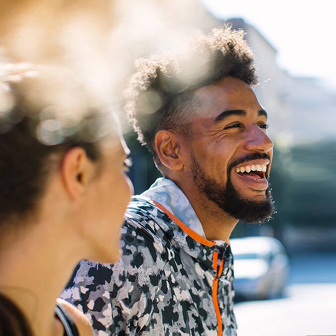Hombre sonriendo junto a una mujer Hombre sonriendo junto a una mujer
